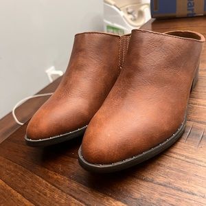 American Eagle Clogs size 8